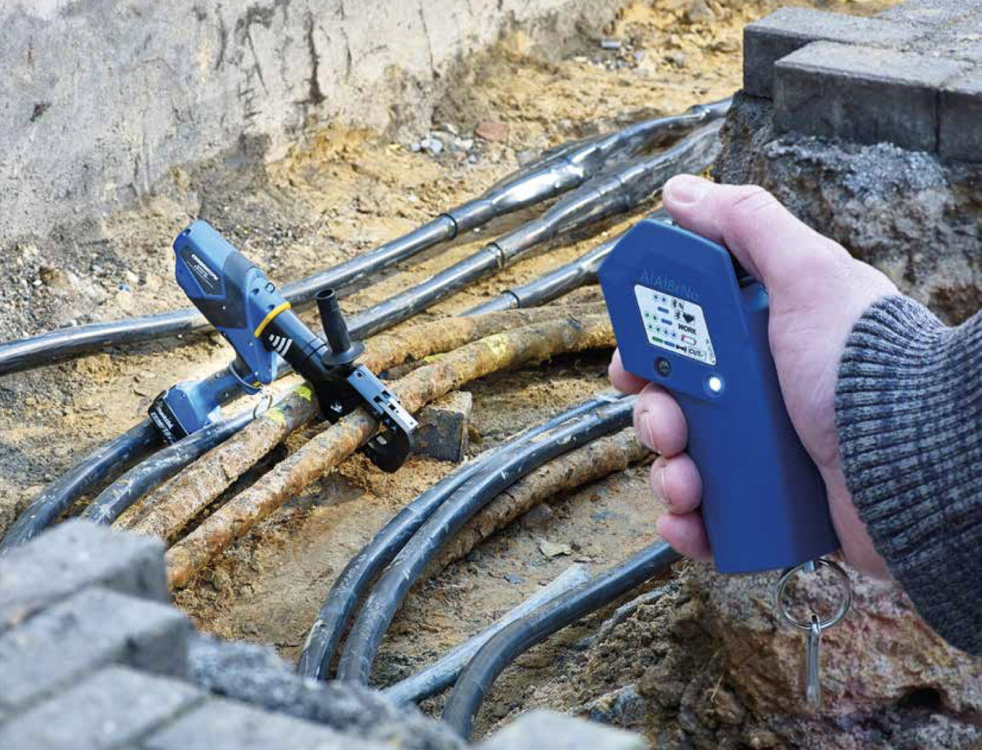 First remote-controlled cable cutter with blade position sensor – ensures cable is completely cut through